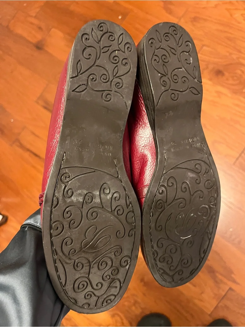 Brighton Women’s Quilted Leather Burgundy Loafers with Silver Accent size 9